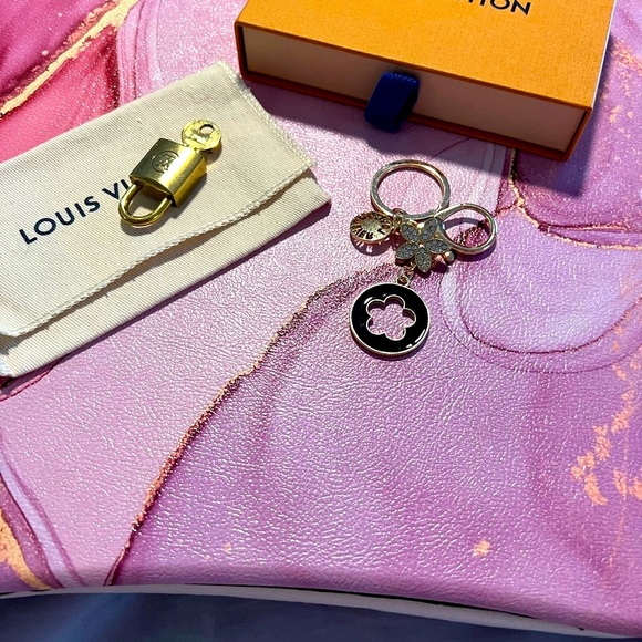 Authentic Louis Vuitton SERIES 2 Lock & Key #201 w Box & Dusty & Unbrnd Keychain - Picture 4 of 12
